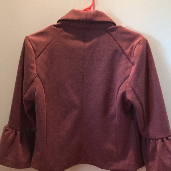 Soho Apparel Ltd small short waisted jacket w 3/4 length sleeves, ruffled cuffs - Picture 6 of 7